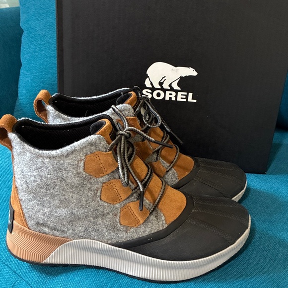 Sorel Black and Tan Lace-Up Boots - Picture 6 of 12